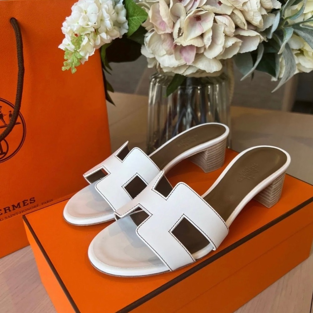 Brand new Hermes Oasis white sandal.